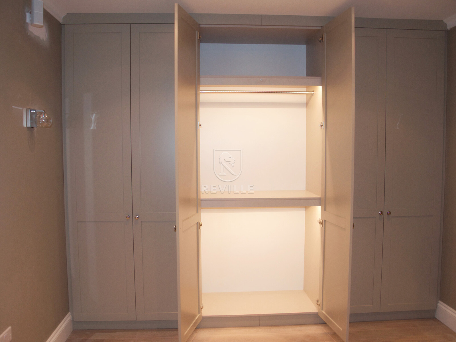 встроенный шкаф из гипсокартона с распашными дверями
